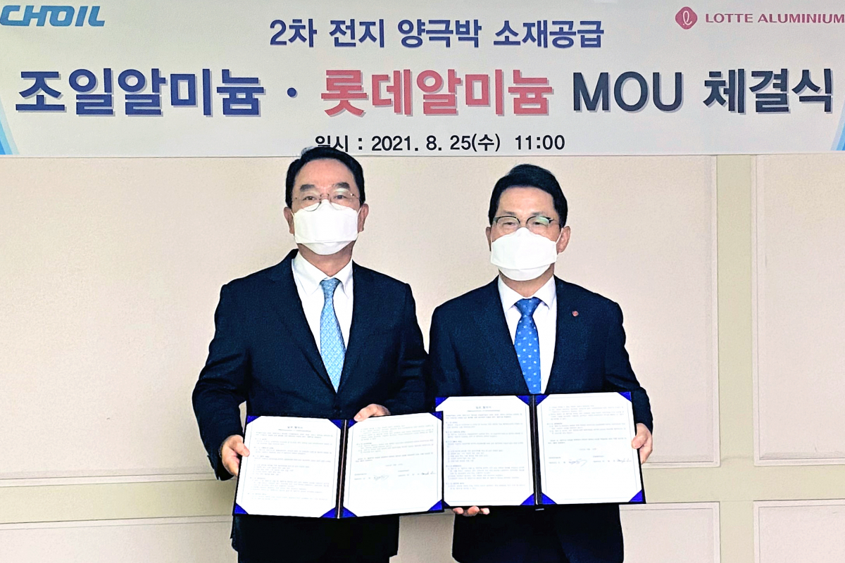 ▲이영호(왼쪽) 조일알미늄 대표와 조현철 롯데알미늄 대표가 '이차전지용 양극박의 원재료 공급을 위한 업무협약'을 맺고 기념사진을 찍고 있다. (사진제공=롯데알미늄)