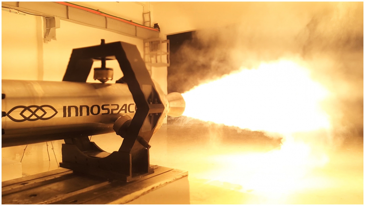 ▲이노스페이스가 추력 5톤급 하이브리드 로켓 엔진의 연소시험을 하고 있다. (사진제공=코오롱)