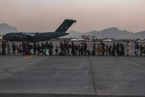 ▲아프가니스탄 카불의 하미드 카르자이 국제공항에서 23일(현지시간) 미 수송기를 타려는 사람들이 줄 서 있다. 로이터연합뉴스
