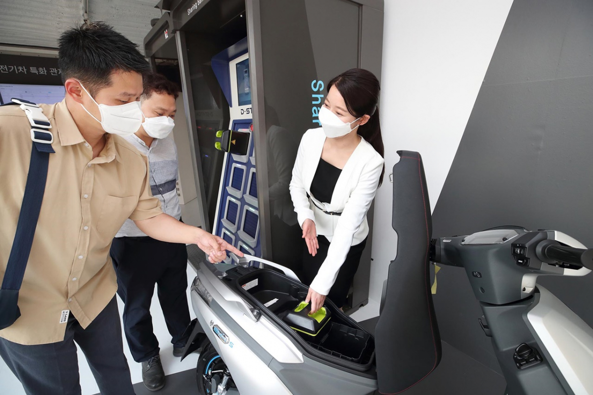 ▲2021 서울 스마트 모빌리티 엑스포(SSME 2021) 방문객이 '모빌리티 서비스 플랫폼' 존에서 배터리 교환 플랫폼(BSS·Battery Swapping System)을 체험하고 있다. (뉴시스)