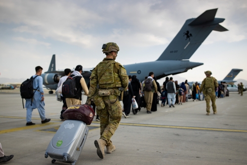 ▲호주인들이 22일(현지시간) 아프가니스탄 카불 하미드 카르자이 국제공항에서 수송기 탑승을 위해 줄을 서 있다. 카불/로이터연합뉴스

