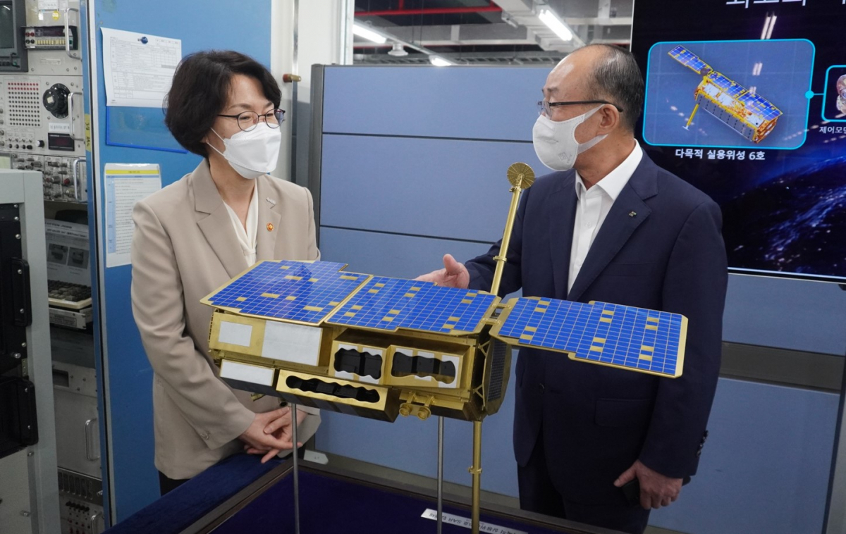 ▲임혜숙(왼쪽) 과학기술정보통신부 장관이 김지찬 LIG넥스원 대표이사에게서 위성SAR 탑제체에 대한 설명을 듣고 있다. (사진제공=LIG넥스원)