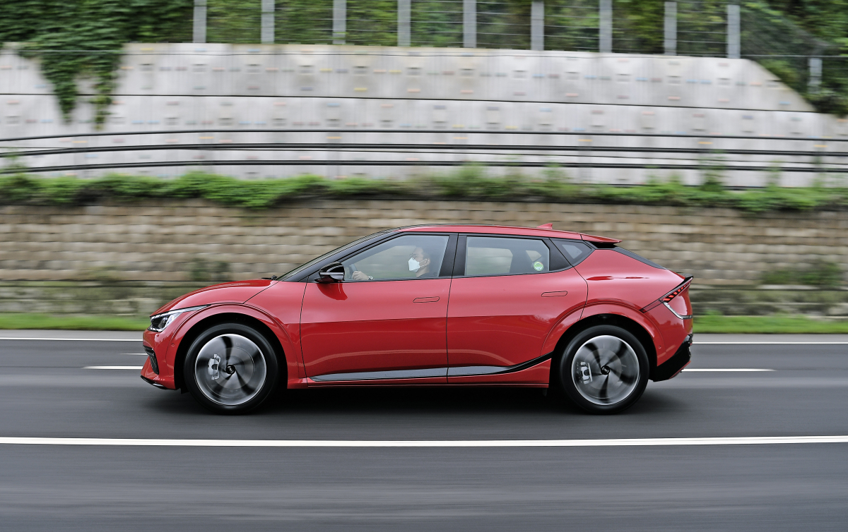 ▲EV6의 축간거리(휠베이스)는 2900㎜에 달해 싼타페(2765㎜)와 그랜저(2885㎜) 등 준대형 차종을 능가한다.  (사진제공=기아)