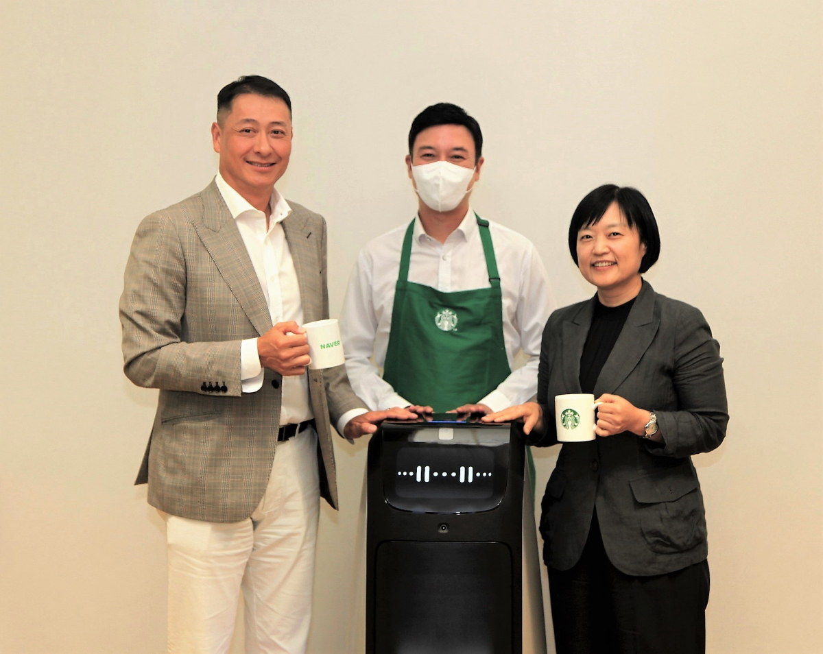 ▲송호섭(왼쪽) 스타벅스커피 코리아 대표이사와 한성숙(오른쪽) 네이버 대표이사가 25일 네이버 그린팩토리에서 차별화된 온·오프라인 고객 경험 확대를 위한 포괄적 업무협약식(MOU)을 가진 후 기념 촬영을 하고 있다. (스타벅스커피코리아)