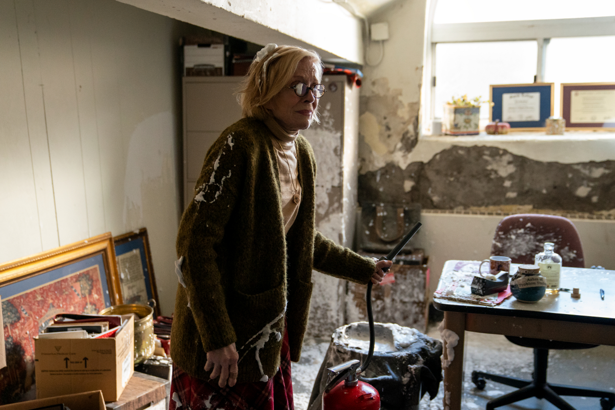 ▲수십여년 전 성차별을 딛고 종신 교수가 된 조앤(홀랜드 테일러 분)은 세월의 여파로 동료 교수들과 함께 '해고 리스트'에 오르는데, 다른 남자 동료들과 달리 체육관 구석진 곳으로 연구실을 배정받는다.  (넷플릭스)