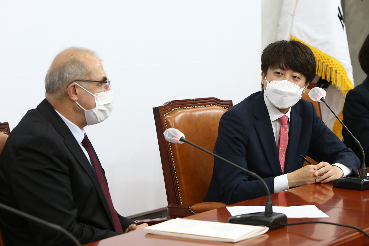 ▲이준석 국민의힘 대표가 26일 국회에서 필립 르포르 주한 프랑스 대사를 접견하고 있다. (연합뉴스)