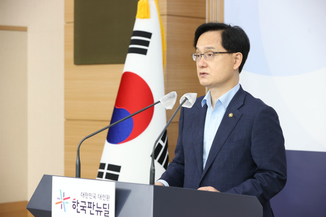 ▲ 26일 중소벤처기업부 강성천 차관이 서울청사 별관 브리핑룸에서 '글로벌 4대 벤처강국 도약을 위한 벤처 보완 대책 브리핑'을 하고 있다.