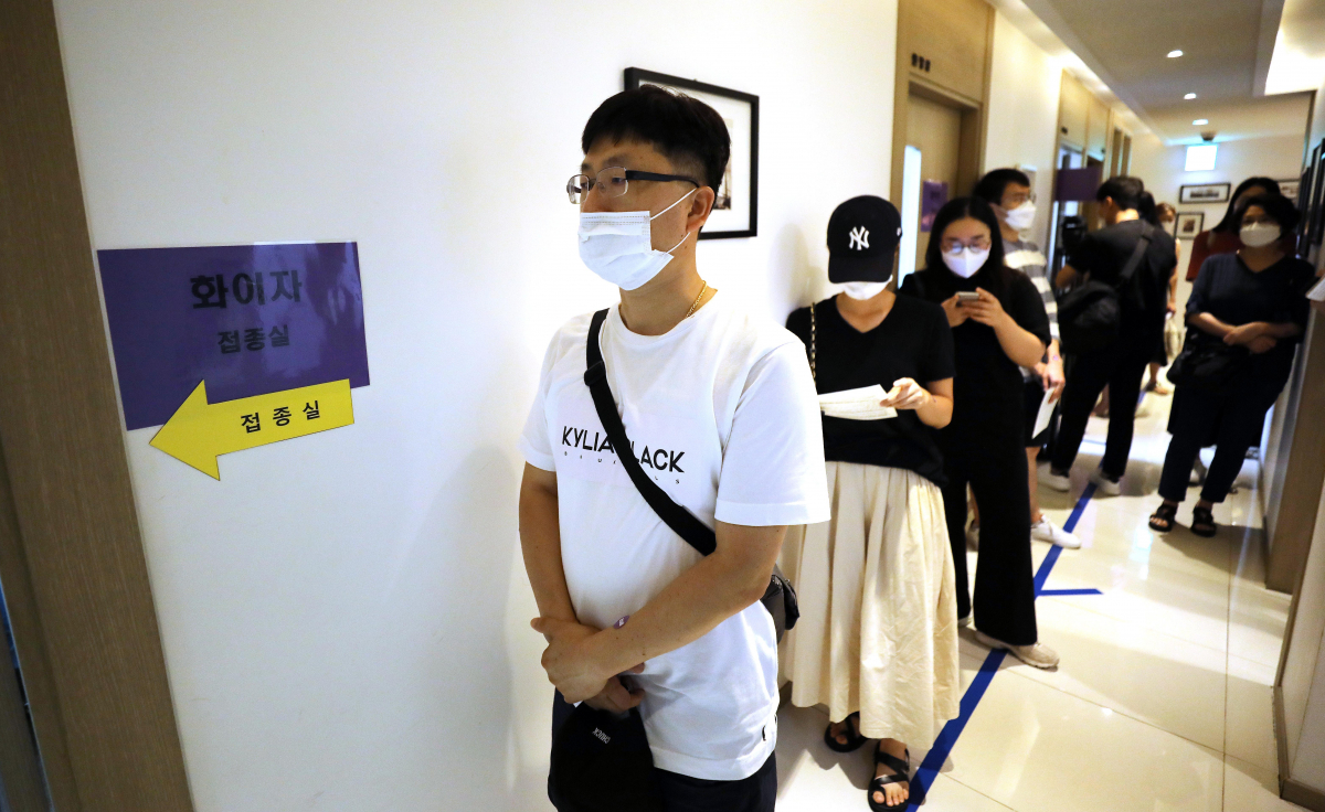 ▲18~49세 청장년층에 대한 신종 코로나바이러스 감염증 백신 접종이 시작된 26일 오전 서울 관악구 사랑의병원에서 시민들이 화이자 백신을 접종하기 위해 대기하고 있다. (뉴시스)