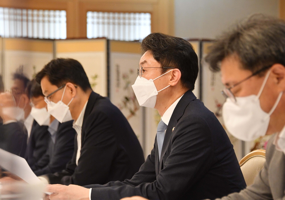 ▲이억원 기획재정부 1차관이 8월 27일 서울 광화문 정부서울청사에서 열린 '제29차 혁신성장 전략점검회의 겸 코로나 정책점검회의 겸 한국판뉴딜 점검 TF 겸 제24차 물가관계차관회의'에서 모두발언을 하고 있다. (사진제공=기획재정부)