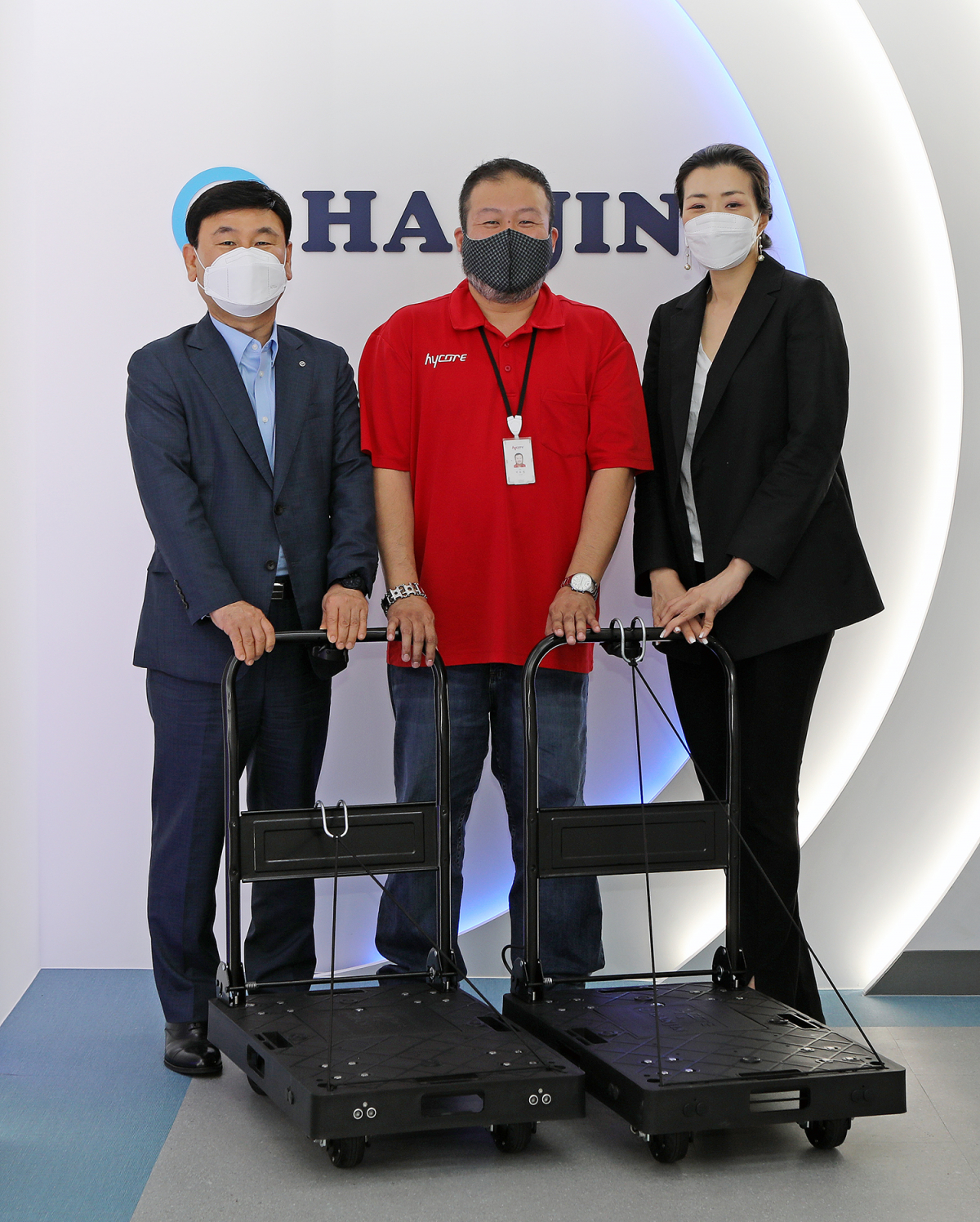 ▲(왼쪽부터) 노삼석 ㈜한진 사업총괄 대표이사, 박동현 ㈜하이코어 대표이사, 조현민 ㈜한진 미래성장전략 및 마케팅 총괄 부사장이 26일 전동대차 시연 행사에서 기념사진을 찍고 있다. (사진제공=㈜한진)