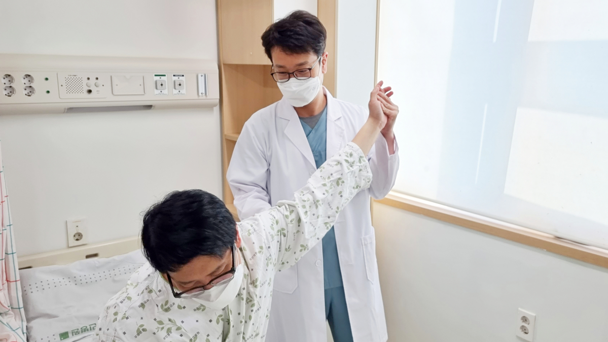 ▲구포부민병원 최규철 병원장이 환자의 근육건강 상태를 진단하고 있다 (사진제공=구포부민병원)