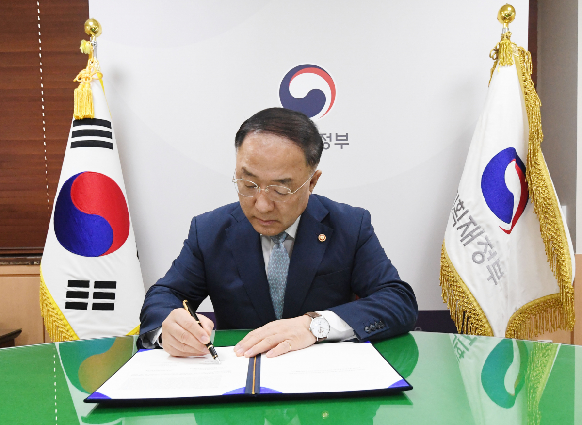 ▲홍남기 부총리 겸 기획재정부 장관이 8월 26일(한국시간) 마우리시오 클래버-커론 미주개발은행(IDB) 총재와 서울-워싱턴에서 대외경제협력기금(EDCF)과 미주개발은행(IDB) 간 협조융자 협정문에 서명을 하고 있다. (사진제공=기획재정부)