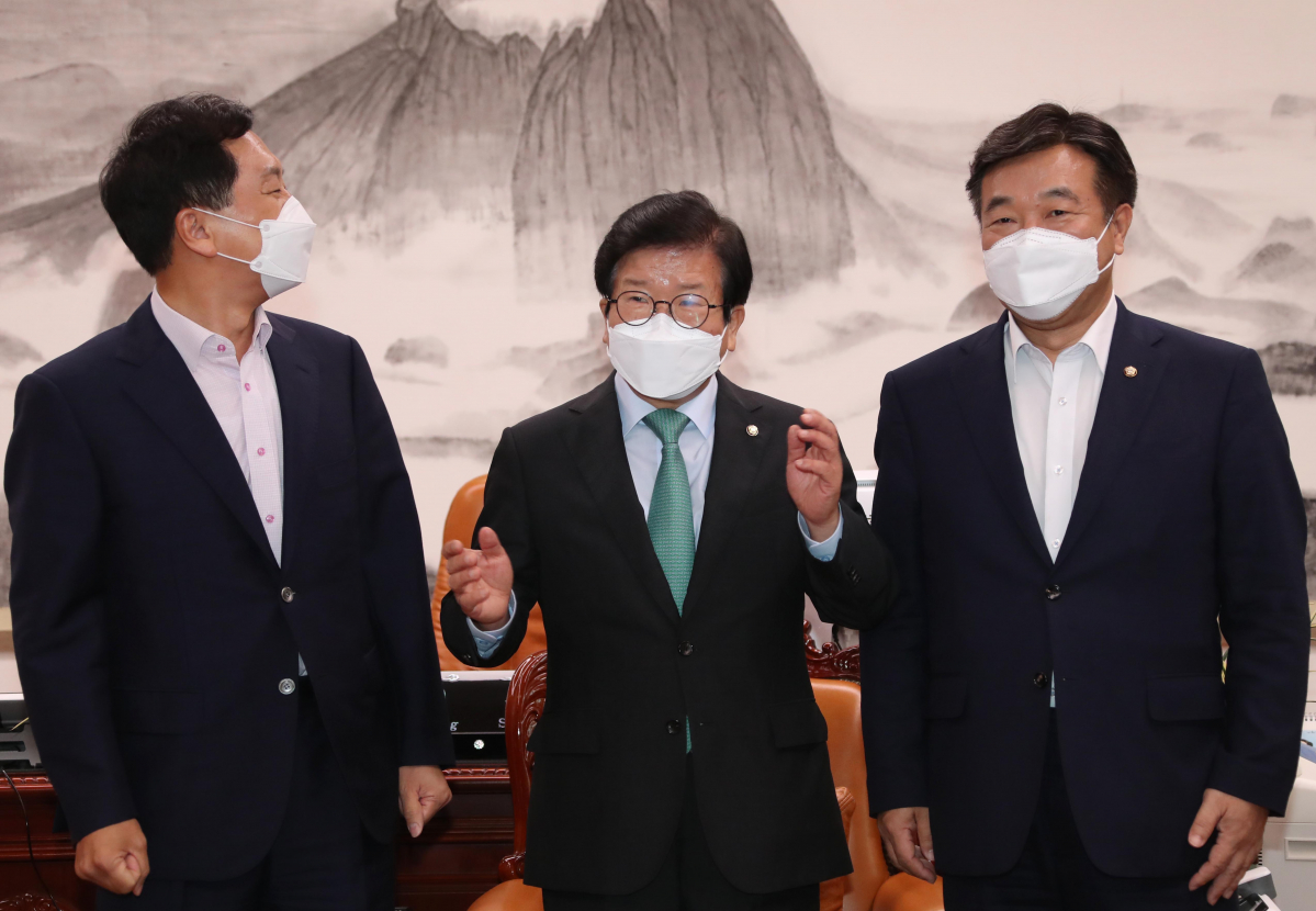 ▲윤호중 더불어민주당 원내대표(오른쪽)와 김기현 국민의힘 원내대표가 27일 서울 여의도 국회의장실에서 박병석 국회의장 주재로 회동하고 있다. (연합뉴스)