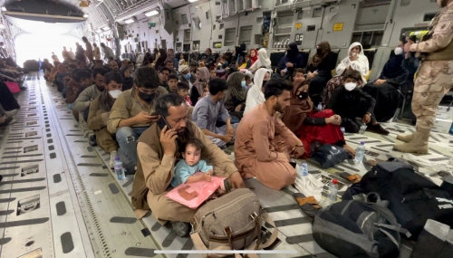 ▲아프가니스탄 피란민들이 26일(현지시간) 카불 하미드 카르자이 국제공항에서 탈출하기 위해 미 수송기에 탑승했다. 카불/UPI연합뉴스
