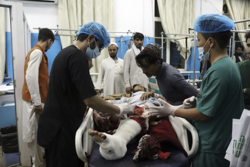 ▲아프가니스탄 카불 공항 인근에서 26일(현지시간) 발생한 자살폭탄 테러 공격으로 다친 아프간인이 병원에서 치료받고 있다. 카불/AP연합뉴스
