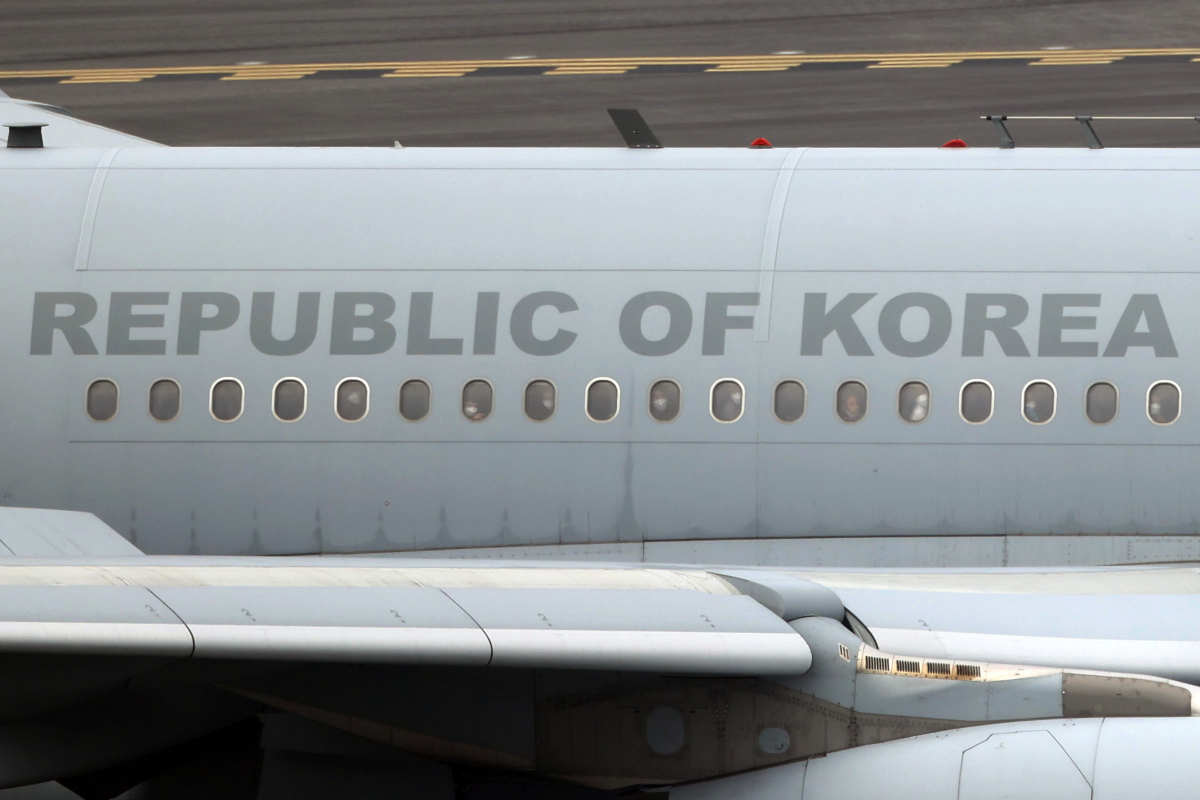 ▲한국을 도왔던 아프가니스탄 협력자와 그 가족들이 26일 오후 인천공항에 도착한 우리 공군의 KC-330 다목적 공중급유 수송기에서 창밖을 내다보고 있다. (연합뉴스)