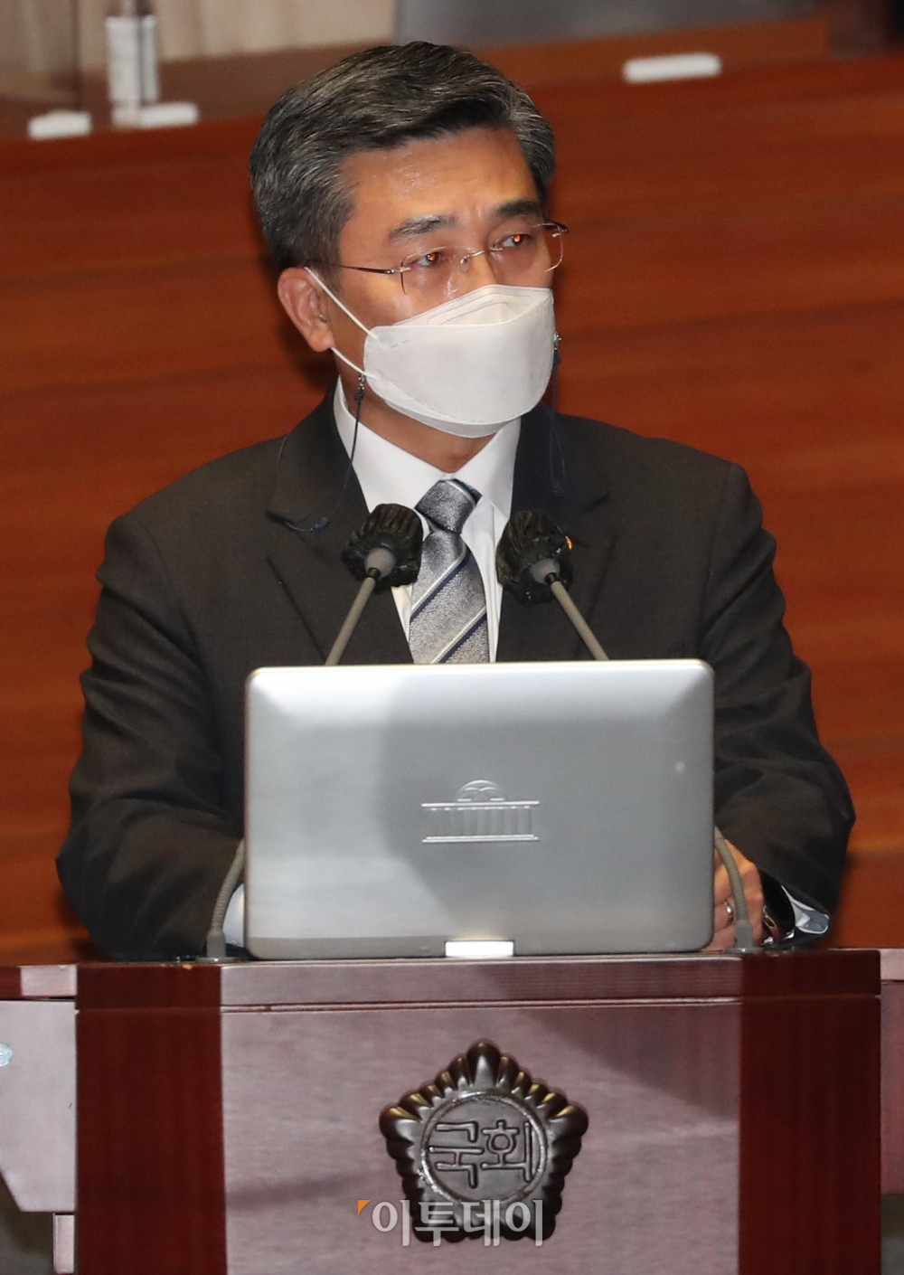 ▲서욱 국방부 장관이 국회 본회의에서 열린 정치·외교·통일·안보 분야 대정부 질문에 출석해 의원들의 질의에 답변하고 있다. 신태현 기자 holjjak@ (이투데이DB)