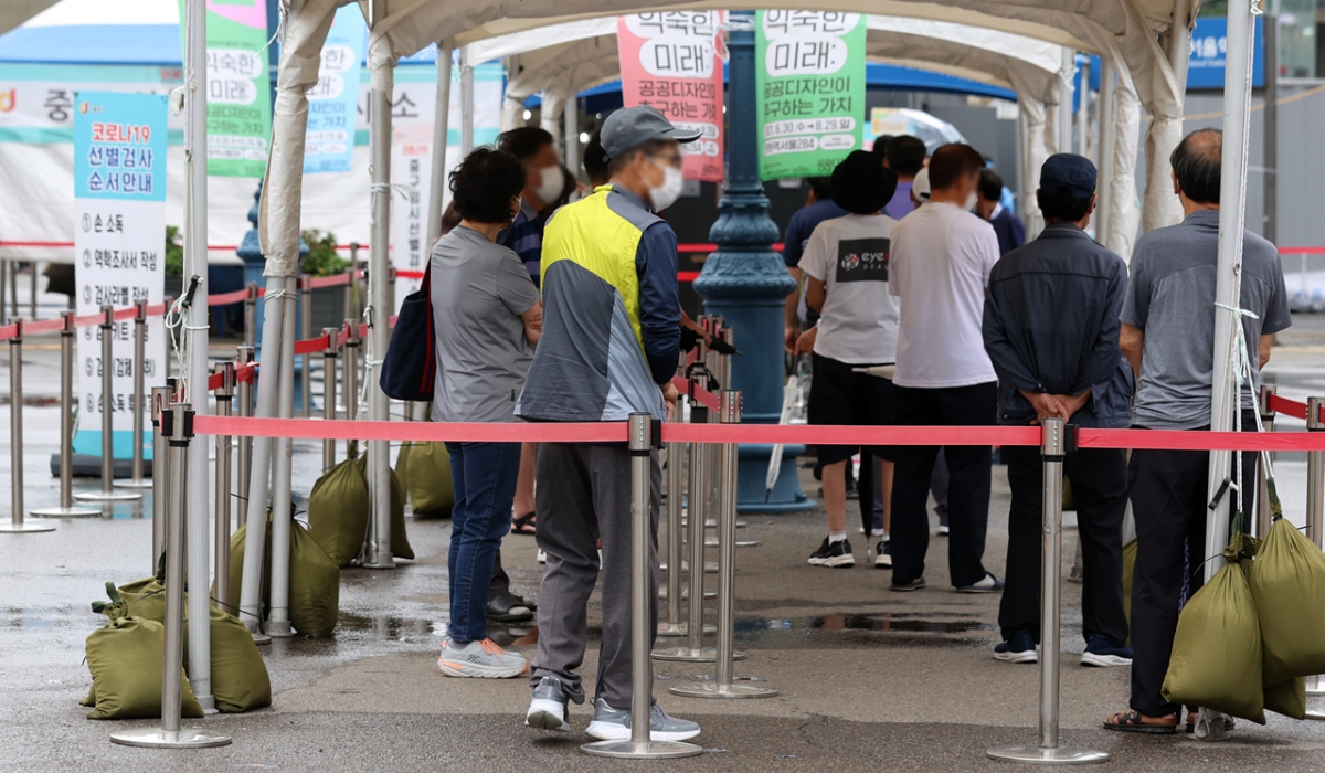 ▲27일 오전 서울 중구 서울역광장에 마련된 임시선별검사소에서 시민들이 검사를 받기위해 대기하고 있다. (뉴시스)