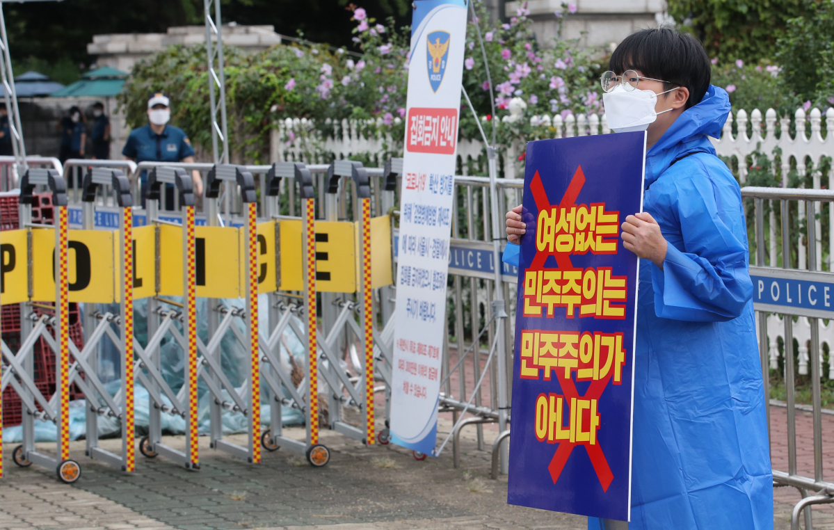 ▲김주희 해일 대표가 27일 오전 서울 영등포구 국회의사당 앞에서 전국 릴레이 백래시 규탄 시위를 하고 있다. ‘백래시(backlash)’는 사회 변화에 대한 반발이라는 의미로, 여성의 권리 신장 흐름을 막아서는 사회 일각의 움직임을 지칭한다. (뉴시스)