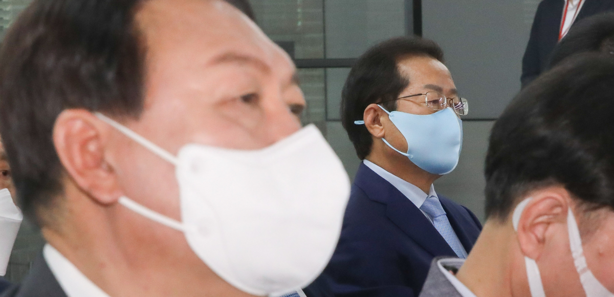 ▲국민의힘 윤석열, 홍준표 대선 예비후보가 25일 오후 서울 여의도 중앙당사에서 열린 국민 약속 비전 발표회에 참석하고 있다. (연합뉴스)