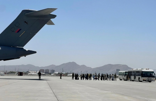 ▲아프가니스탄 하미드 카르자이 국제공항에 26일(현지시간) 탈출을 위해 수송기를 타려는 사람들이 줄을 서 있다. 카불/UPI연합뉴스
