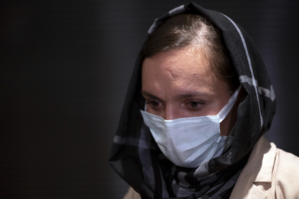 ▲아프가니스탄의 여성운동가 자리파 가파리가 23일 독일 뒤셀도르프에 도착한 뒤 현지 언론 취재에 응하고 있다. (연합뉴스)