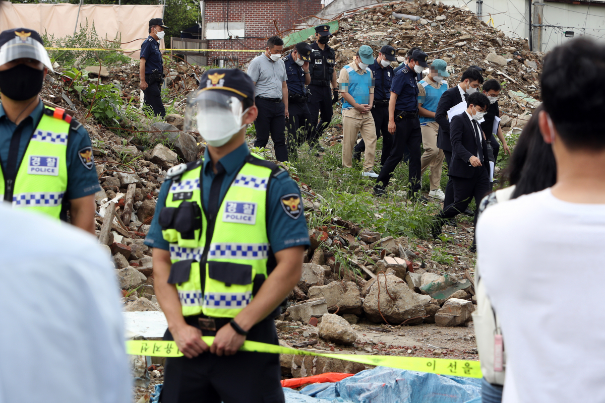 ▲ 17명의 사상자를 낸 광주 동구 학동 4구역 재개발 사업지의 철거건물 붕괴참사 현장에서 27일 오전 법원의 현장검증이 열리고 있다. (연합뉴스)