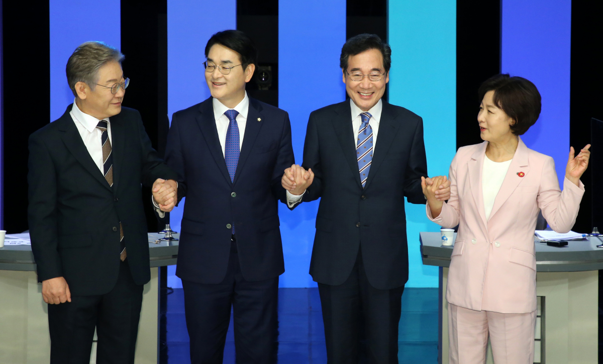 ▲더불어민주당 대권주자들이 27일 오후 대전시 유성구 도룡동 대전MBC에서 열린 제20대 대통령선거 경선 후보 토론회에 앞서 기념촬을 하고 있다. 이재명, 박용진, 이낙연, 추미애 후보(왼쪽부터). 자가격리 중인 김두관 후보와 정세균 후보는 온라인으로 토론회에 참석했다. (뉴시스)