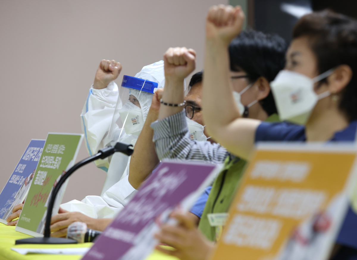 ▲27일 오전 서울 영등포구 보건의료노조에서 열린 산별 총파업 찬반투표 결과 발표 기자회견에서 보건의료노조 관계자들이 구호를 외치고 있다. 인력 확충과 처우 개선 방안을 확보하고, 감염병 전문병원 설립과 공공의료 확충 등을 촉구하는 보건의료노조는 9월 2일부터 필수인력을 남기고 총파업에 돌입한다고 밝혔다.  (연합뉴스)