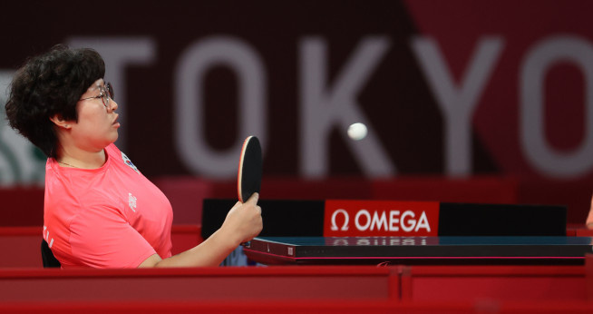 ▲28일 오전 일본 도쿄 메트로폴리탄 체육관에서 열린 2020 패럴림픽 탁구 여자 단식(스포츠등급 3) 준결승 대한민국 이미규와 슬로바키아 알레나 카노바의 경기. 이미규가 공을 넘기고 있다.  (연합뉴스)