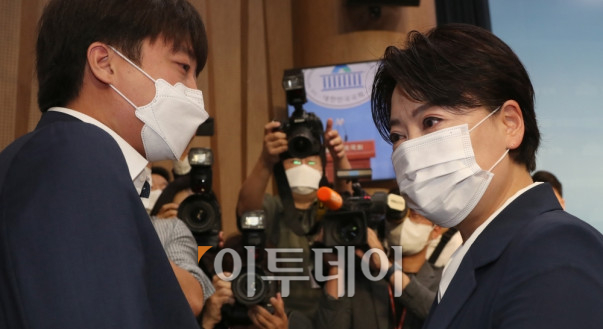 ▲ 25일 국민권익위원회 조사 결과 부동산 관련 불법 의혹이 제기된 윤희숙 의원의 의원직 및 대선후보 사퇴 기자회견장을 찾은 이준석 대표가 윤 의원의 손을 잡고 사퇴 의사 철회를 요청하고 있다. 신태현 기자 holjjak@ (이투데이DB)