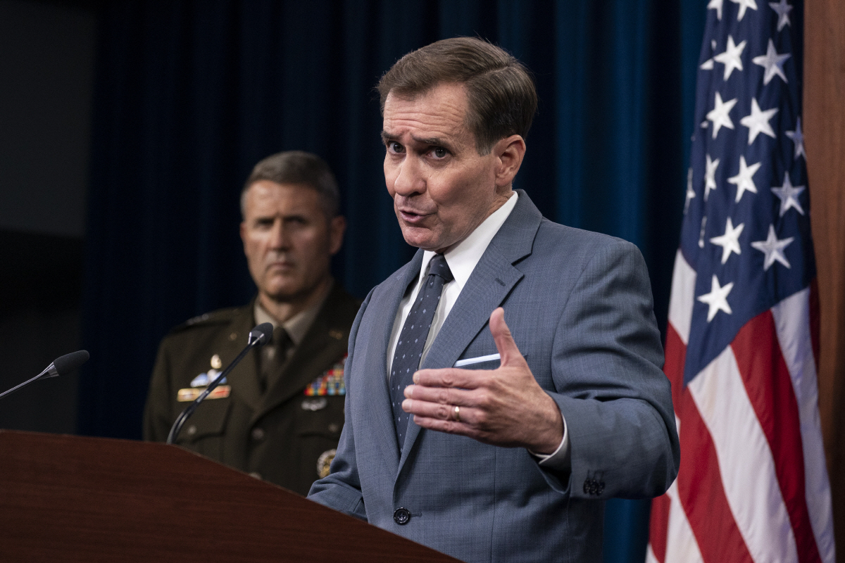 ▲존 커비(오른쪽) 미 국방부 대변인이 17일(현지시간) 워싱턴DC 국방부 청사에서 윌리엄 행크 테일러 미 합참 소장이 동석한 가운데 언론 브리핑을 하고 있다. 워싱턴/AP연합뉴스
