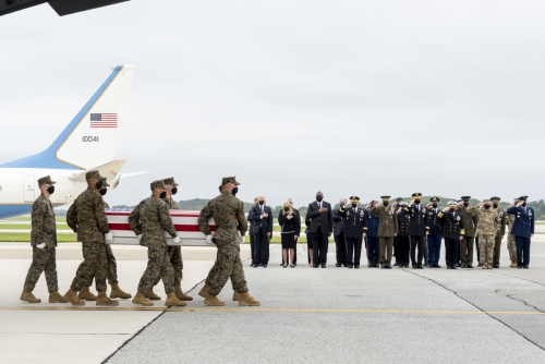 ▲조 바이든 미국 대통령이 29일(현지시간) 델라웨어주 도버 공군기지에 도착한 미군 유해를 맞고 있다. 도버/EPA연합뉴스 



