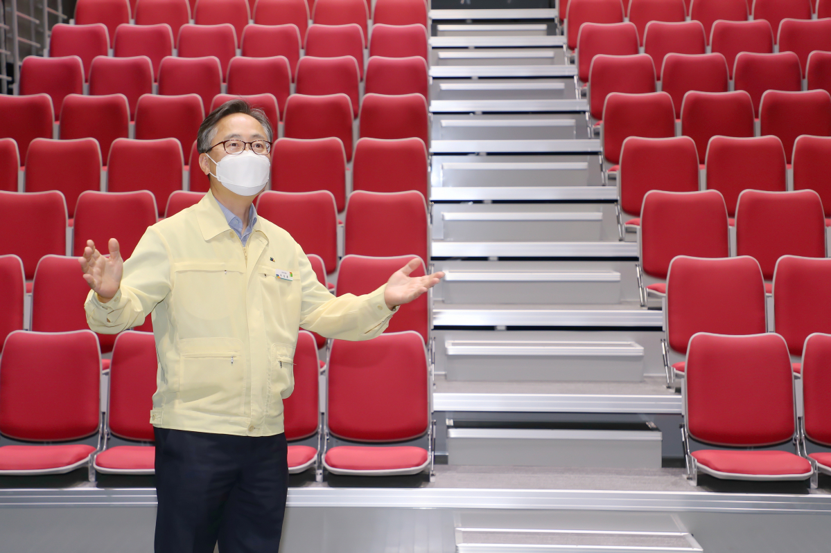 ▲유성훈 금천구청장이 '금천뮤지컬센터' 내 공연장을 둘러보고 있다. (사진제공=금천구)