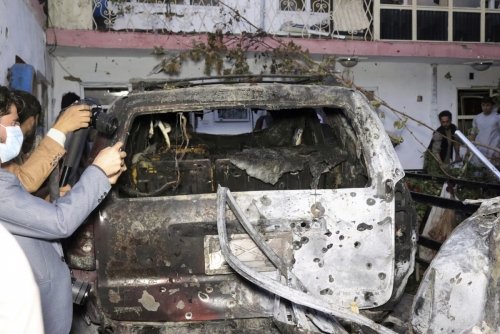 ▲미국이 29일(현지시간) 아프가니스탄 카불에 위치한 폭탄 실은 차량을 드론으로 공격하면서 파괴된 차량이 보인다. 카불/AP연합뉴스
