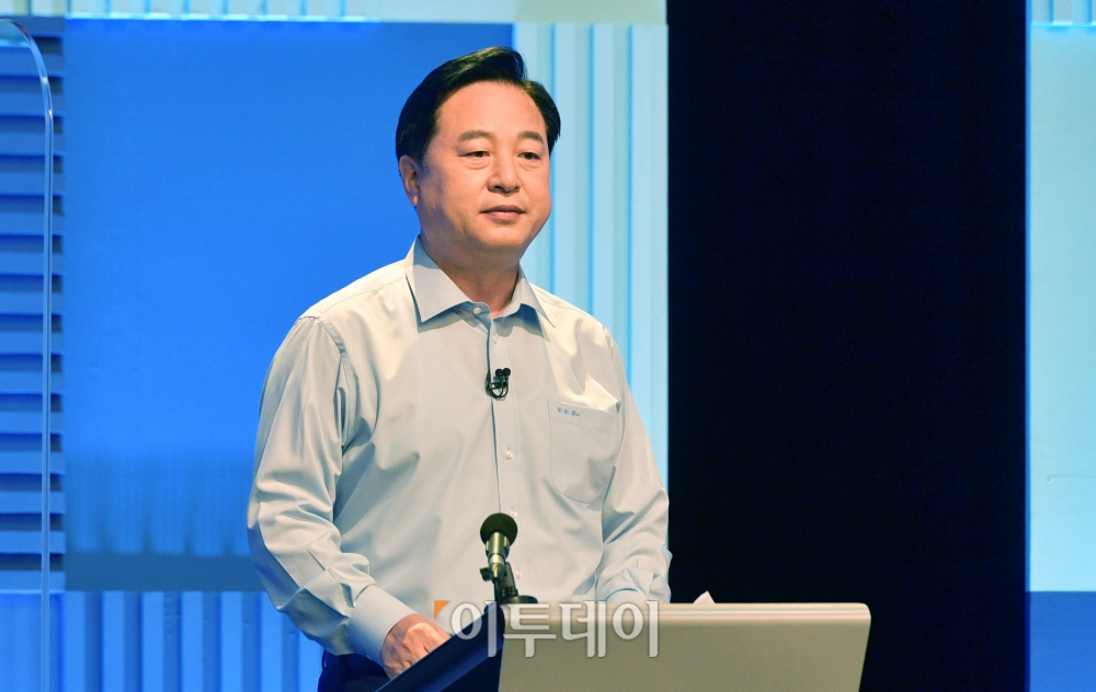 ▲김두관 더불어민주당 대선 경선 후보가 4일 서울 마포구 YTN미디어센터에서 열린 YTN 주최 TV토론에 참석, 토론회 준비를 하고 있다. 국회사진취재단 (이투데이DB)