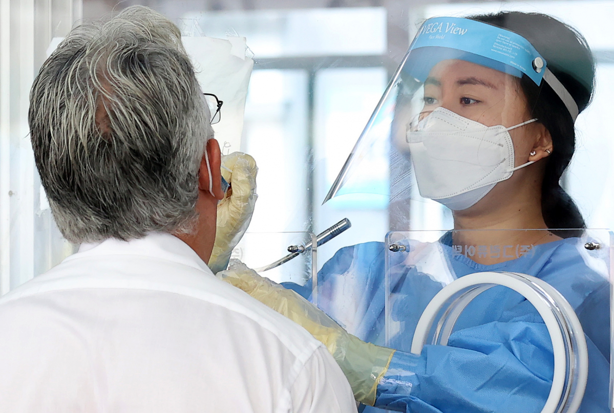 ▲30일 오전 서울 중구 서울역광장에 마련된 코로나19 임시선별검사소에서 한 외국인이 검사를 받고 있다.  (뉴시스)