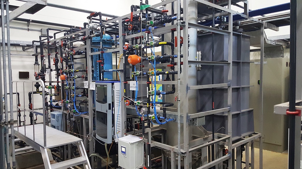 ▲한국수자원공사 연구원이 개발한 초순수 플랜트. (사진제공=한국수자원공사)