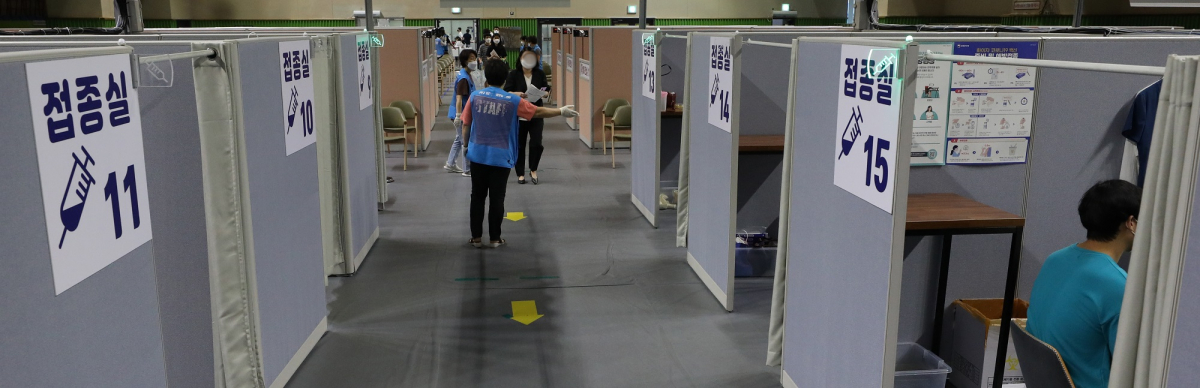 ▲18~49세 코로나19 백신 접종 시작 이틀째인 27일 오후 서울 동작구 사당종합체육관 코로나19 예방접종센터에서 대상자들이 접종을 하고 있다. (뉴시스)