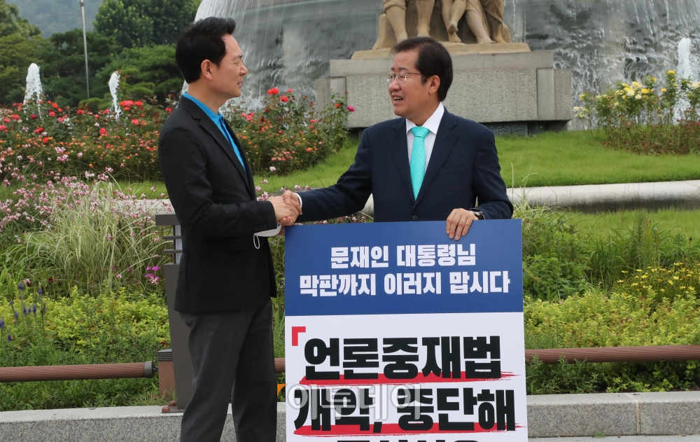 ▲국민의힘 대권주자 홍준표 의원이 29일 청와대 앞에서 더불어민주당의 '언론중재법 개정안' 강행 수순을 규탄하는 1인시위 도중 현장을 찾은 장성민 국민의힘 대선 후보과 대화하고 있다. 홍 의원은 오전 11시부터 1시간 동안 1인시위를 하며 언론중재법 관련 문재인 대통령의 입장 표명을 촉구했다. (국회사진취재단 )