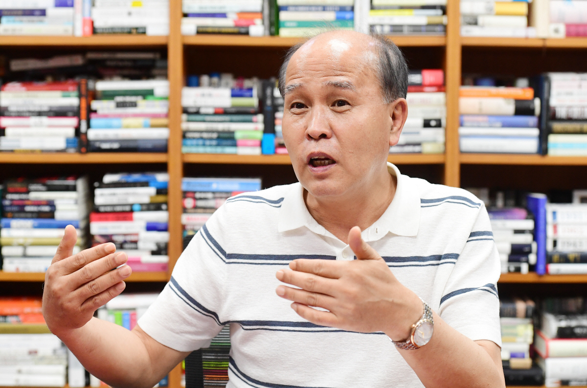 ▲이용우 더불어민주당 의원이 24일 서울 여의도 국회 의원회관 의원실에서 이투데이와 인터뷰를 하고 있다. 고이란 기자 photoeran@