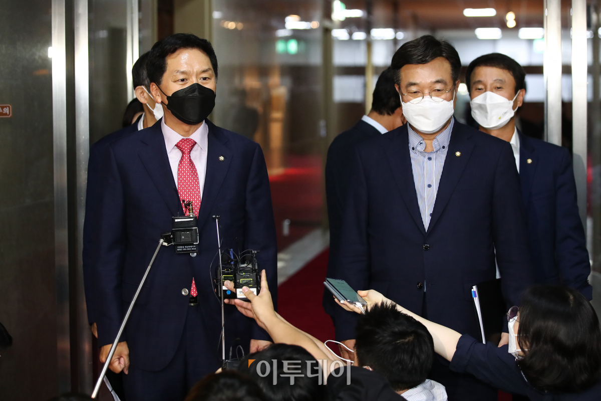 ▲30일 김기현 국민의힘ㆍ윤호중 더불어민주당 원내대표가 국회의장 집무실에서 회동한 뒤 취재진의 질문을 받고 있다. (신태현 기자 holjjak@)