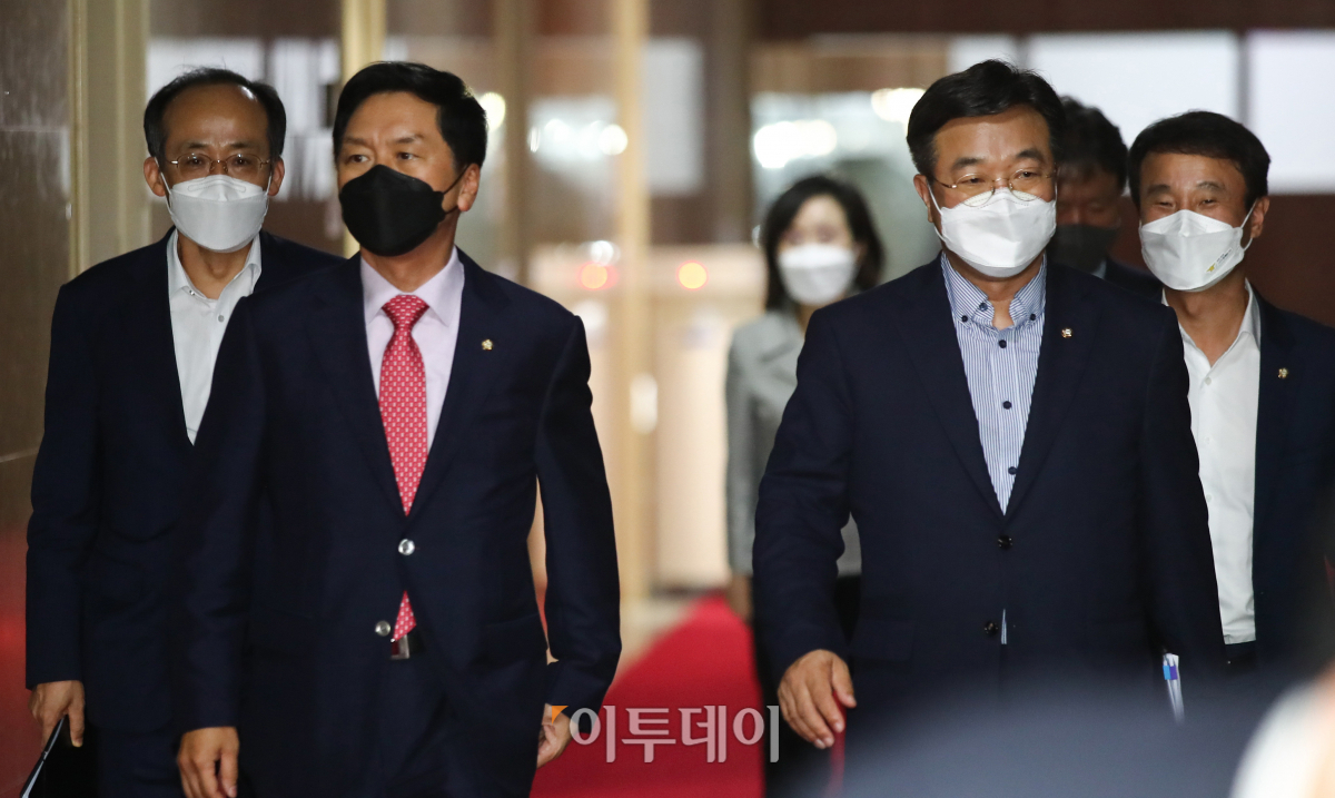 ▲국민의힘 김기현 원내대표(왼쪽)와 더불어민주당 윤호중 원내대표(오른쪽)가 30일 오후 국회 의장실에서 회동을 마친 뒤 나오고 있다.  (신태현 기자 holjjak@)