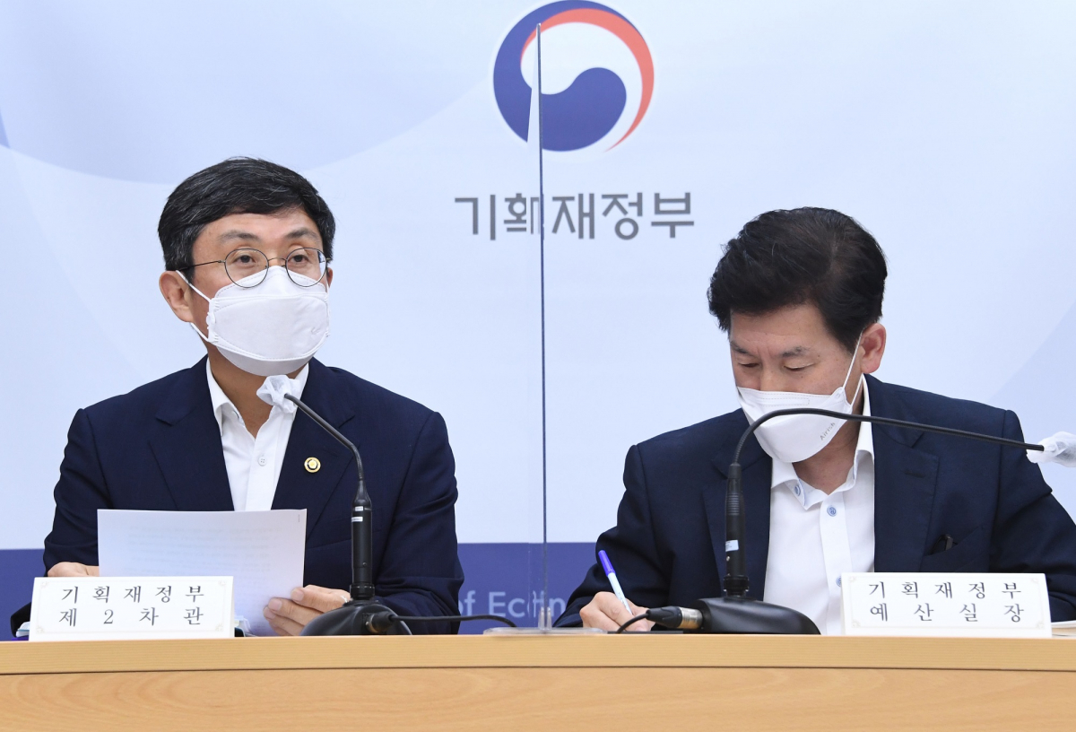 ▲안도걸 기획재정부 2차관이 27일 정부세종청사에서 진행된 '2022년 예산안 및 2021~2025년 국가재정운용계획 상세브리핑'에서 모두발언을 하고 있다. 왼쪽부터 안도걸 차관, 최상대 예산실장. (사진제공=기획재정부)