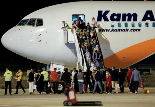 ▲아프가니스탄에서 30일(현지시간) 탈출한 사람들이 마케도니아 스코프예 국제공항에 도착했다. 스코프예/로이터연합뉴스
