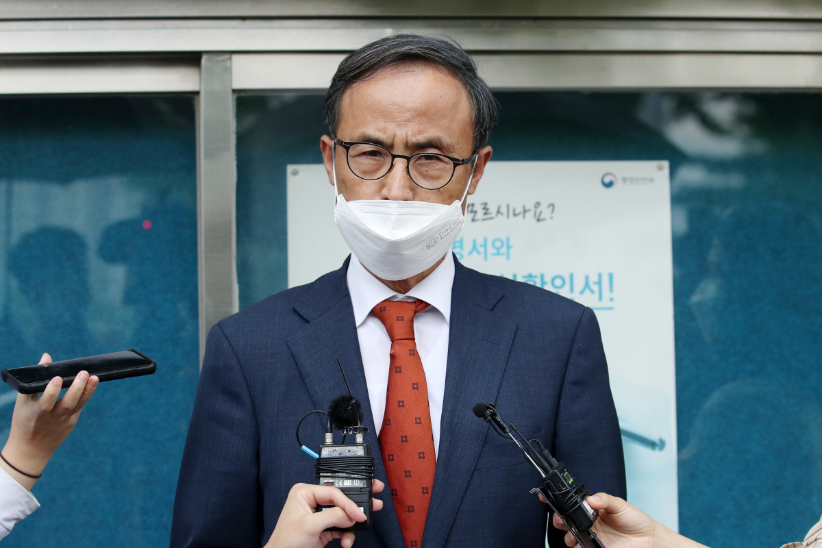 ▲조희연 서울시 교육감 측 변호인 이재화 변호사가 31일 오전 경기도 과천시 정부과천청사 앞에서 고위공직자범죄수사처(공수처) 공소심의위원회 재소집 요청서를 접수한 뒤 기자회견을 하고 있다. (뉴시스)