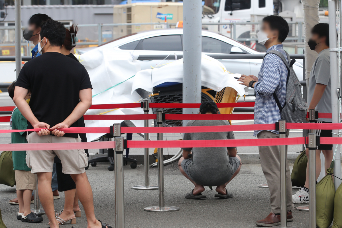 ▲코로나19 신규 확진자가 1372명으로 집계된 31일 오전 서울 중구 서울역 임시선별검사소에서 시민들이 검사를 받기 위해 대기하고 있다. (뉴시스)