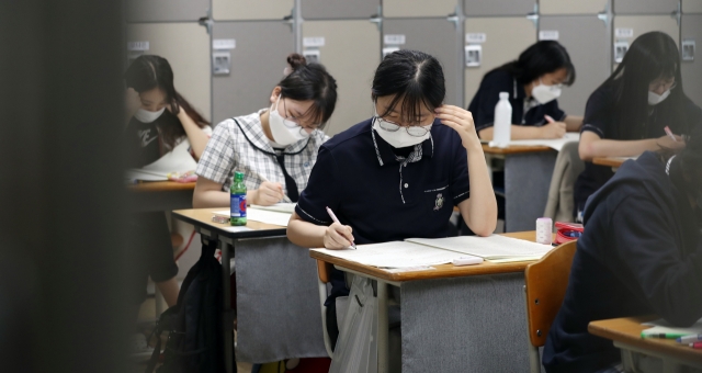 ▲문·이과 통합 체제로 시행되는 2022학년도 대학수학능력시험의 첫 모의평가가 실시된 지난 6월3일 오전 대전 서구 괴정고등학교에서 학생들이 제1교시 문제를 풀고 있다.  (연합뉴스)