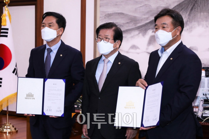 ▲박병석 국회의장과 윤호중 더불어민주당 원내대표, 김기현 국민의힘 원내대표가 31일 국회의장실에서 언론중재법 개정안 처리 협의체 구성 등의 내용이 담긴 여야 합의문을 들고 기념촬영을 하고 있다. 신태현 기자 holjjak@ (이투데이DB)