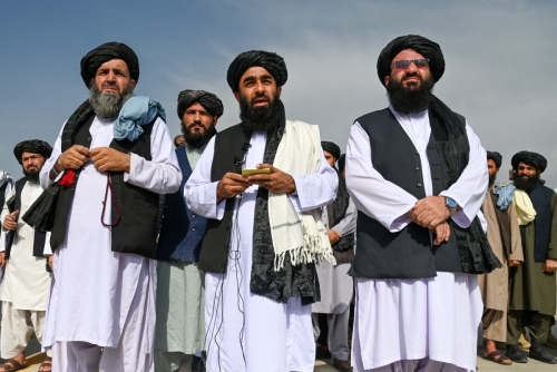 ▲아프가니스탄 무장단체 탈레반의 자비훌라 무자히드 대변인(가운데)이 31일(현지시간) 카불 공항에서 취재진에게 말하고 있다. 카불/AFP연합뉴스
